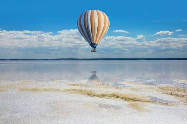 1ミリだけ海面から浮いている気球