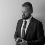 salutするスーツの男性