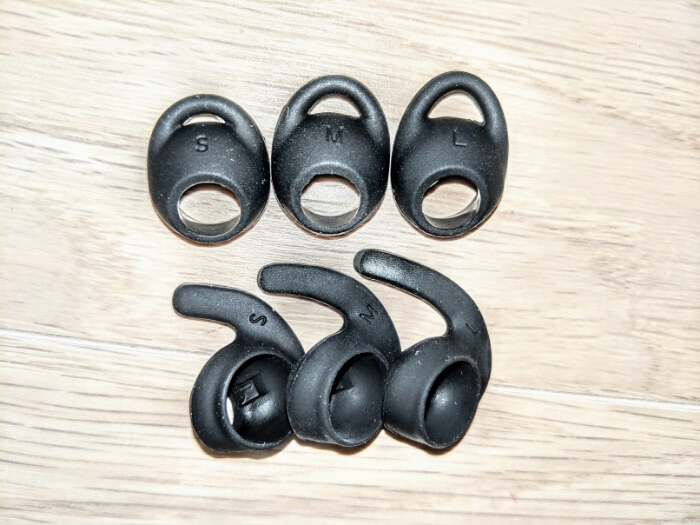 GEVO GV18 BT SPORTSBUDS付属のイヤーフィンとイヤーパッドにはSMLのサイズ表記あり