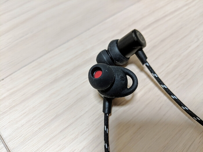 GEVO GV18 BT SPORTSBUDSの外観、スピーカー部分は赤いカラーリング