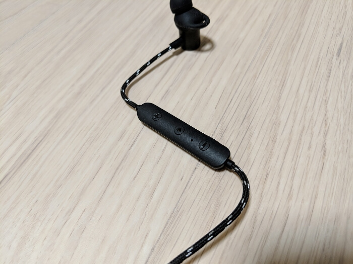 GEVO GV18 BT SPORTSBUDSのコントローラ部分。標準的な3ボタン構成