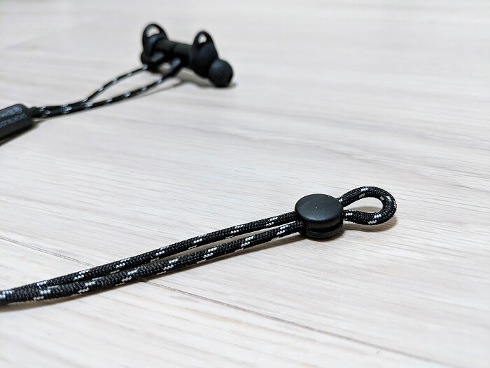 GEVO GV18 BT SPORTSBUDSのケーブルはナイロン製、黒地に白いラインのしましま