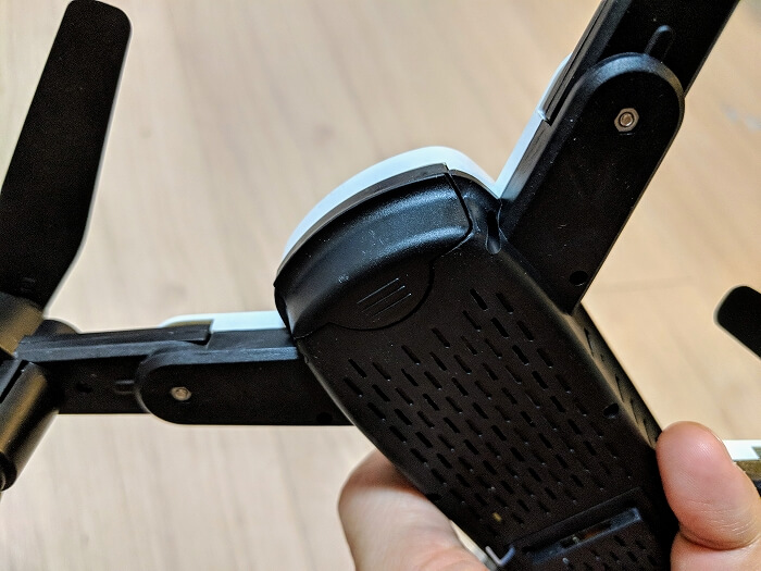 SG700の本体裏の電池取り付け箇所