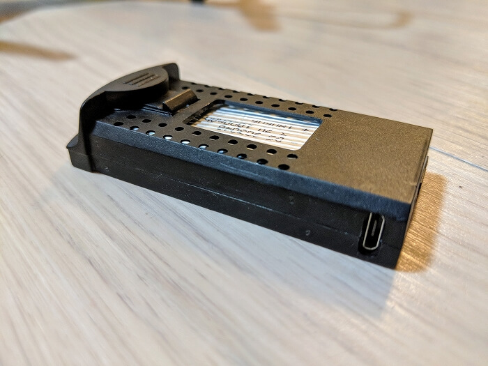 SG700の電池。脇にMicro USBあり