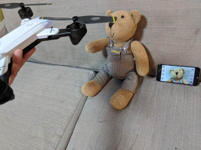 SG700の前面メインカメラで写真を撮っているところ