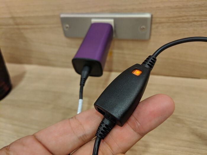 FINsix DARTを電源につなぐとUSB接続口のライトがオレンジ色に光る