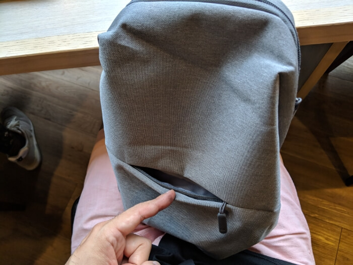 Xiaomiスリングバッグの前ポケットのサイズ感