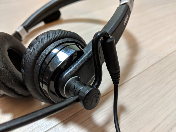 ModMic5をヘッドホンに装着した部分のアップ