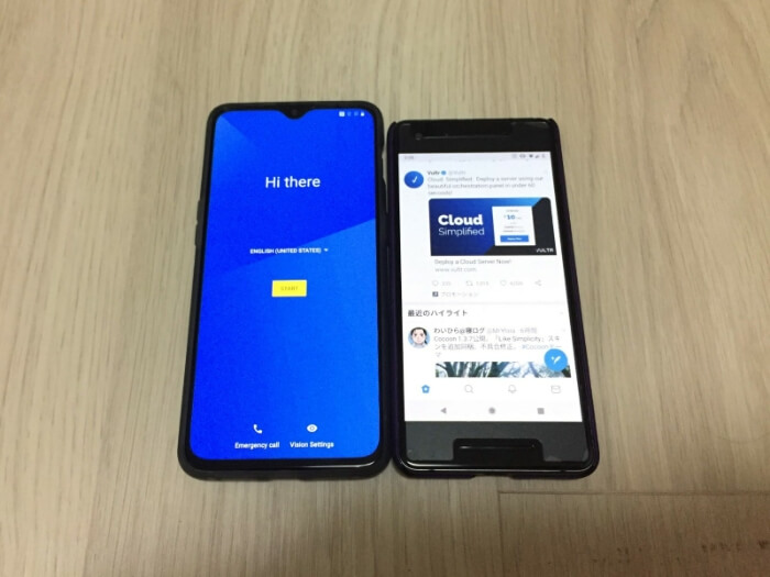 右：Pixel 2（5インチ） 左：Oneplus 6T（6.4インチ）