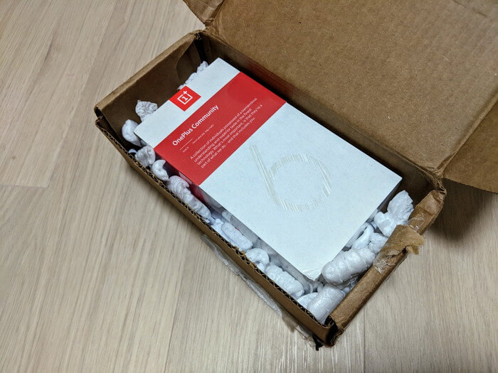 Planet Expressから届いたOnePlus 6Tの小包の中身は緩衝材でガードされていた