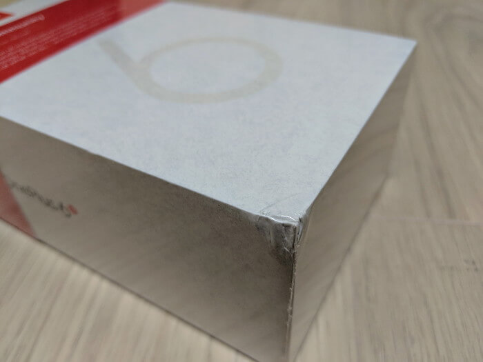 Planet Expressから届いたOnePlus 6Tの外箱は角がほんの少し潰れていた