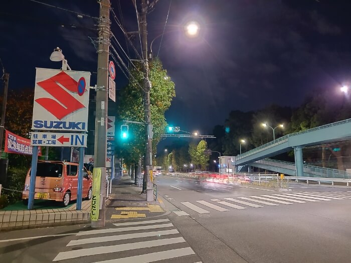 OnePlus 6Tで撮影した大通りの景色（夜間モード）