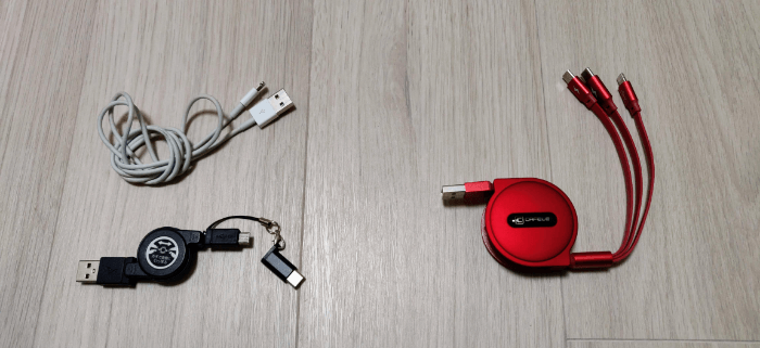 CAFELE 3 in 1 USB充電ケーブルと、iPhone純正Lightningケーブル、100均の巻取り式Micro USBケーブルの比較写真