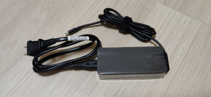ThinkPad X280付属の標準アダプタ。標準電源コードつき