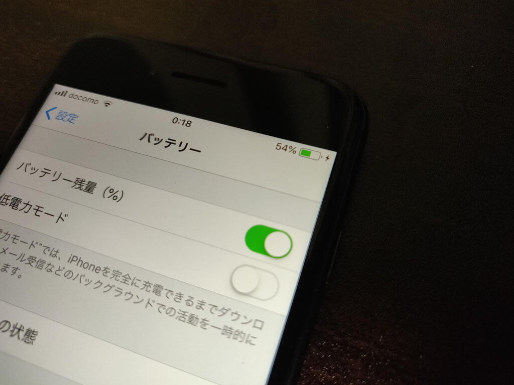 deskHackシールの上にiPhone 8を置くと、ワイヤレス充電される