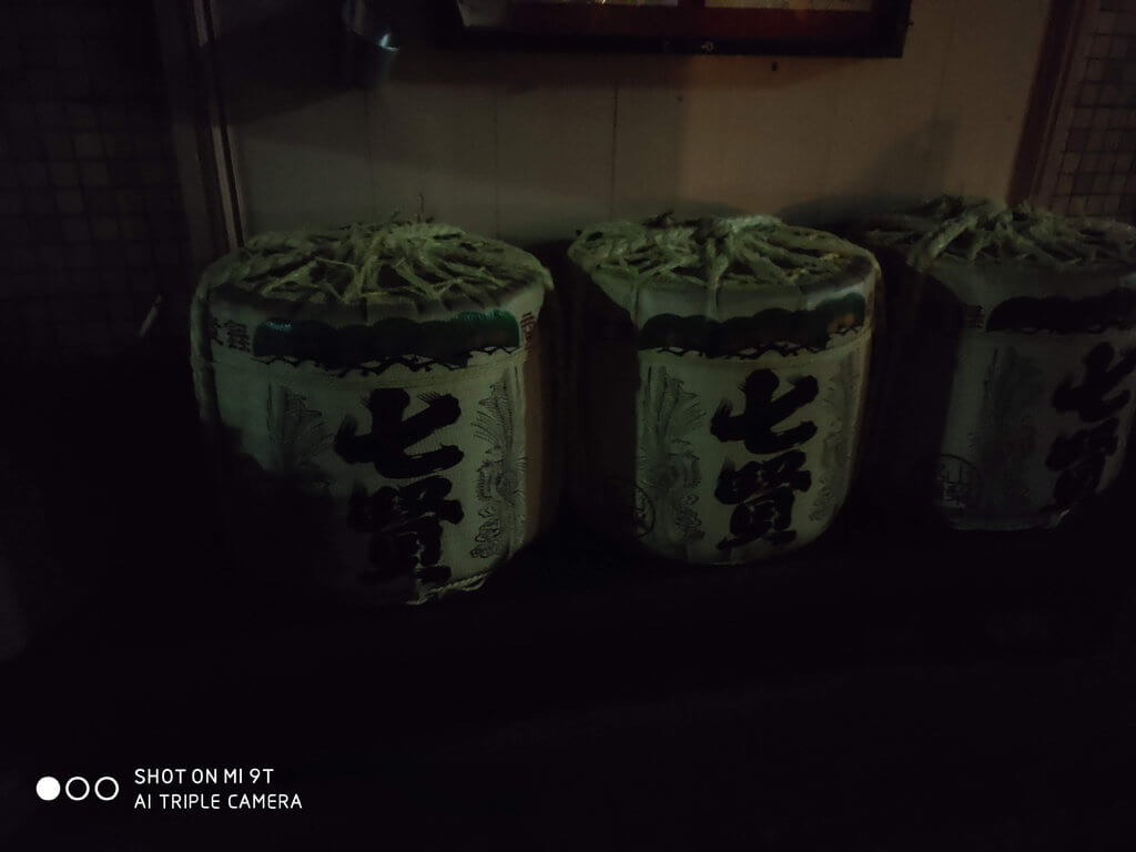 Xiaomi Mi9Tで撮影した暗闇の中の酒樽