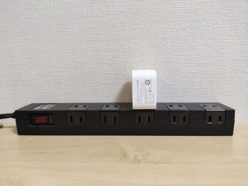 RAVPower RP-PC112を電源タップに挿した様子をまっすぐ見たところ