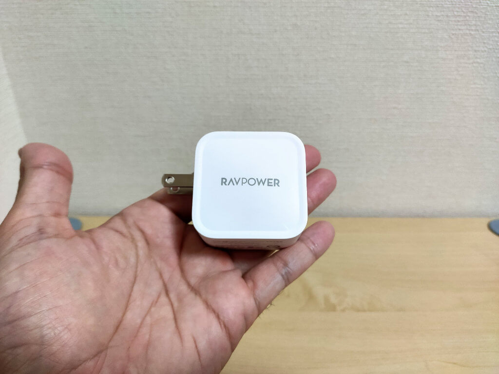 RAVPower RP-PC112を手で持ったところ