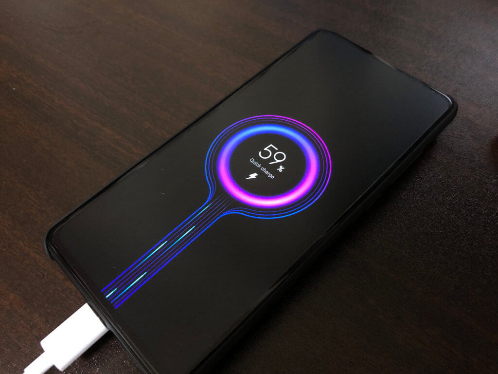 CIO PD QC対応急速充電器でXiaomi Mi 9Tを充電している様子
