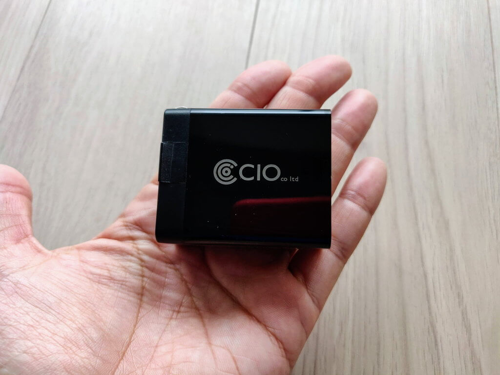 CIO QC PD対応急速充電器はコンパクトなサイズ感