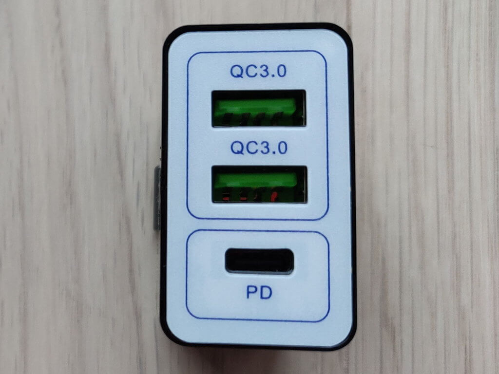 QC3.0対応のUSB-Aが2口、PD3.0対応USB-Cが1口