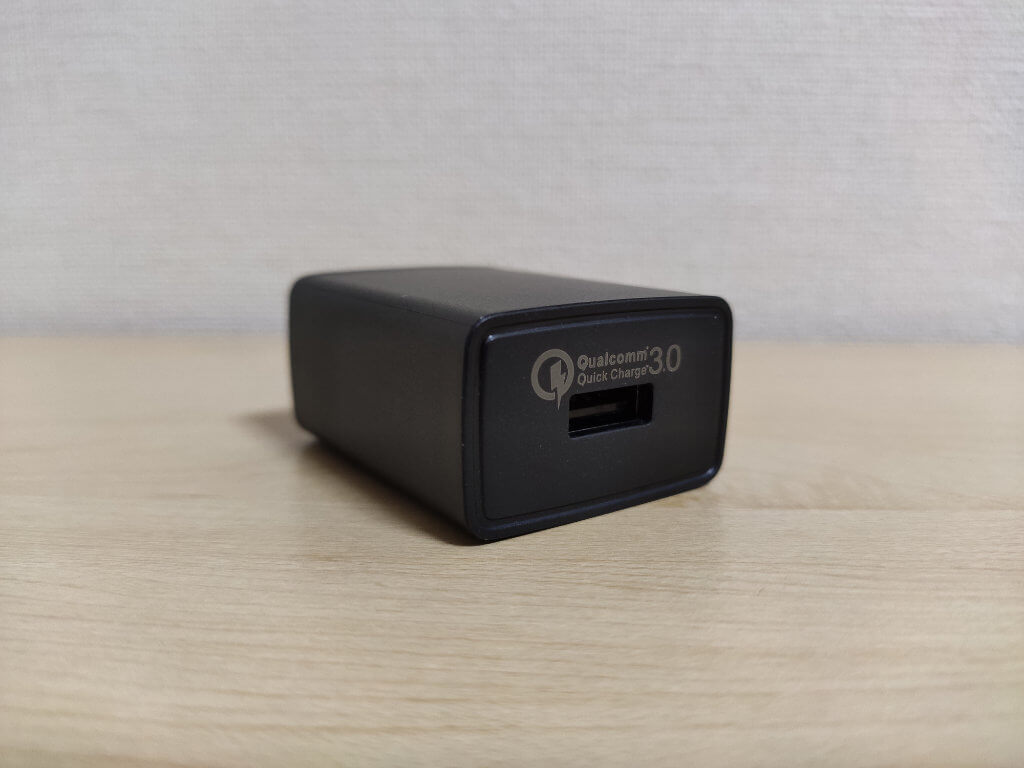 Seneo PA135A付属のQC 3.0対応ACアダプタ USB接続部分
