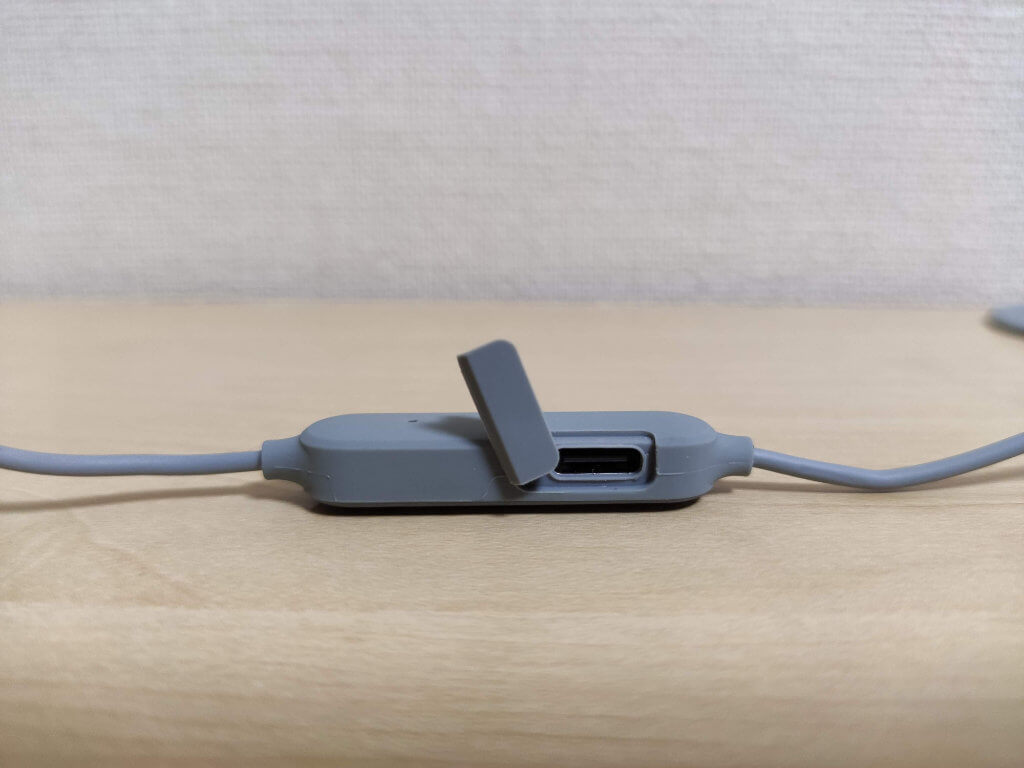 AUKEY EP-B80の本体（リモコン部分のUSB-C給電口）