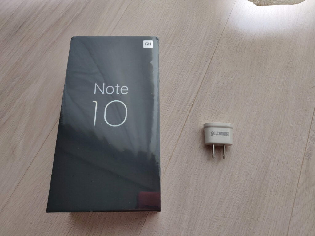 Xiaomi Mi Note 10の外箱と付属するコンセント変換器