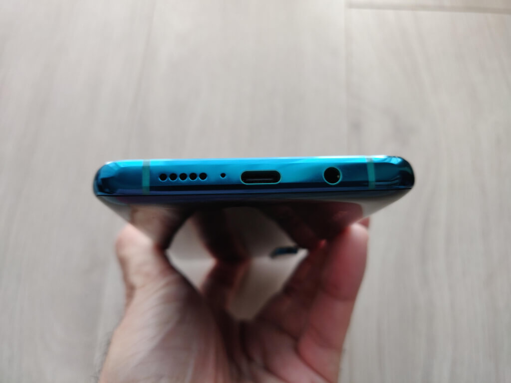 Xiaomi Mi Note 10の底面はUSB-C充電口とイヤホンジャック、スピーカー