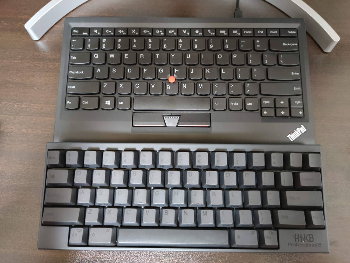 ThinkPadトラックポイントキーボードとHHKB（Happy Hacking Keyboard）を並べたところ