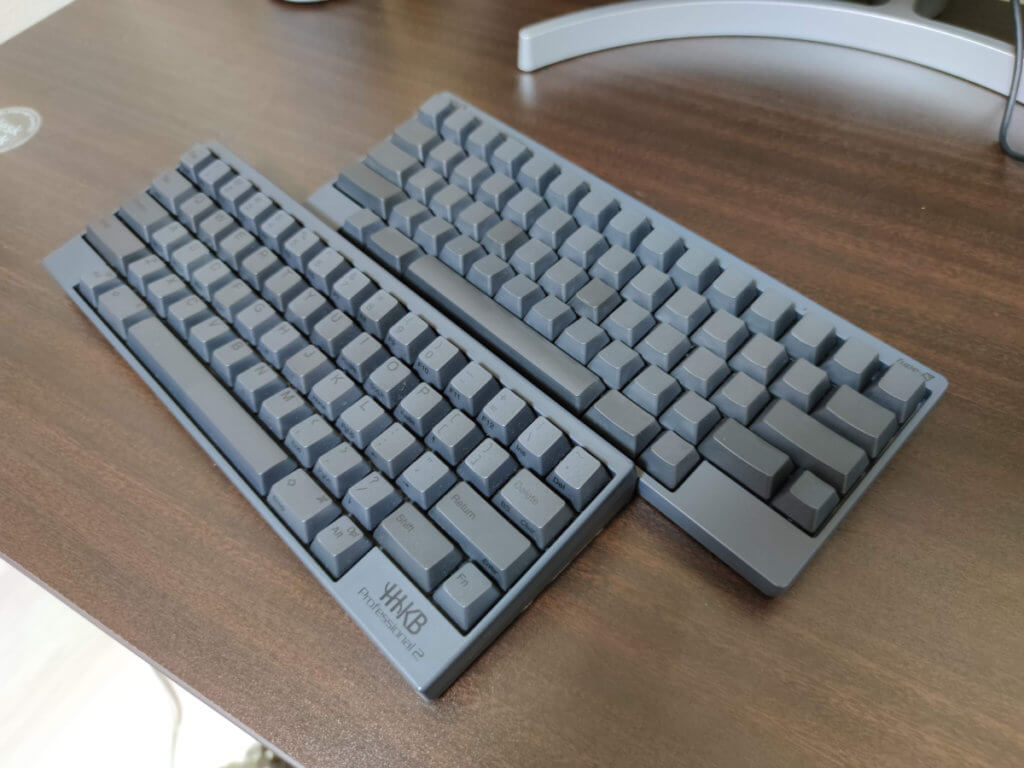 HHKB Professional HYBRID Type-S 英字配列 無刻印と、HHKB Professional 2英字配列 墨を並べたところ