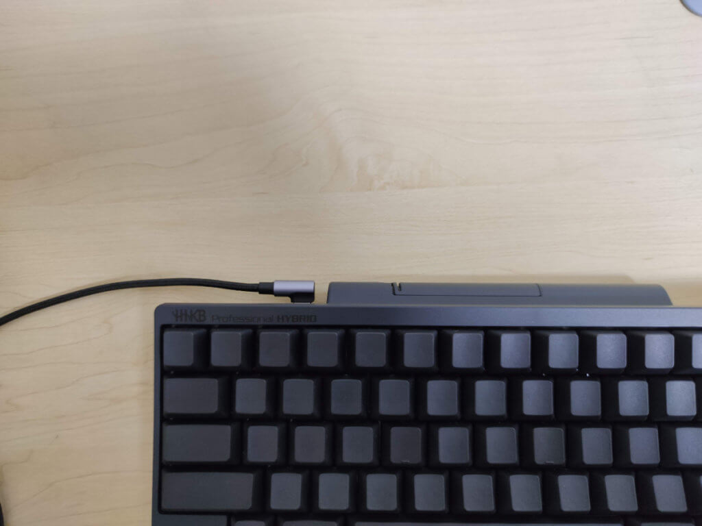 HHKB Professional HYBRID Type-SにL字のUSB-Cケーブルを接続したところ