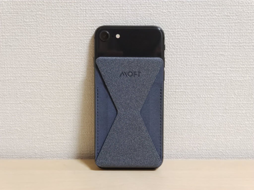MOFT XスマホスタンドをiPhone 8に貼ったところ
