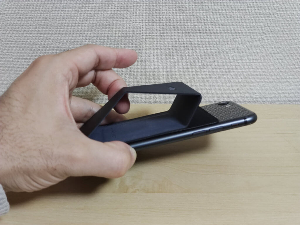 MOFT Xスマホスタンドを片手で開こうとしている様子