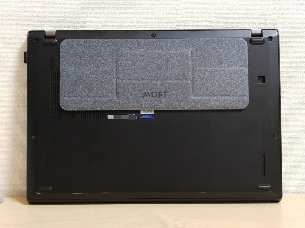 MOFT miniノートPCスタンドをノートPCの裏に貼った様子