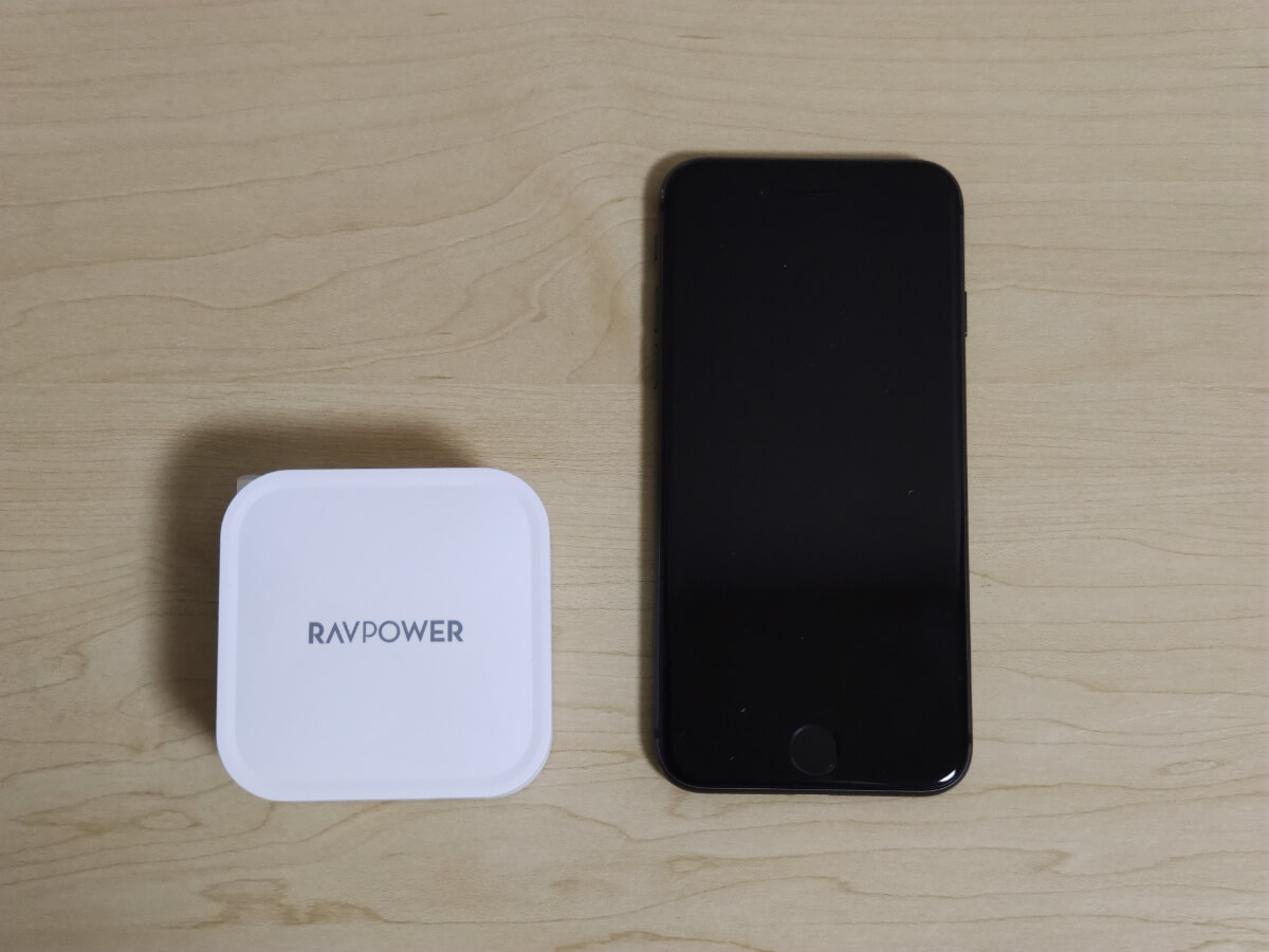 RAVPower RP-PC128とiPhone 8の大きさを比べたところ