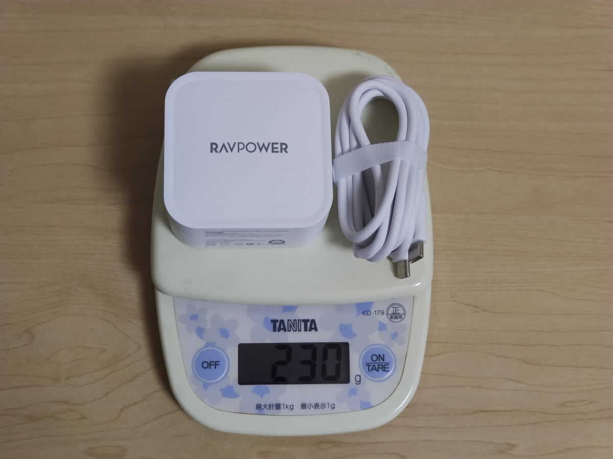 RAVPower RP-PC128と、付属のUSB-Cケーブルの重さの合計
