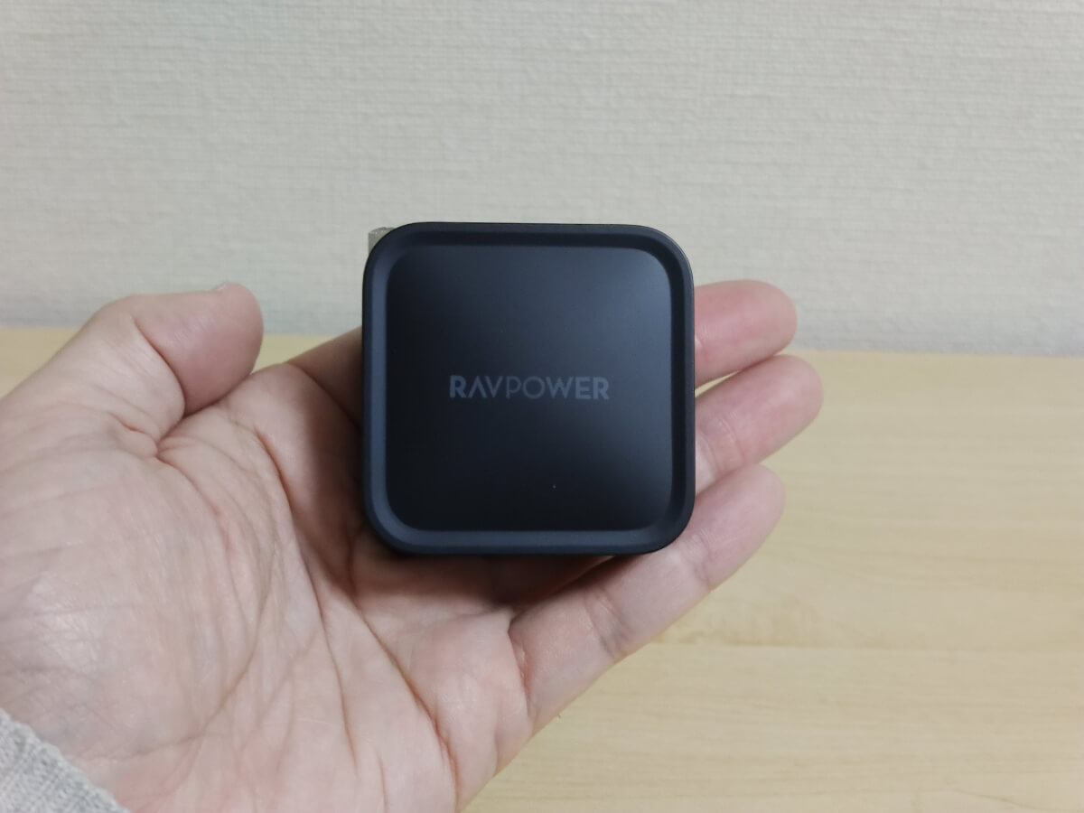 RAVPower RP-PC133を手に持ってみたところ