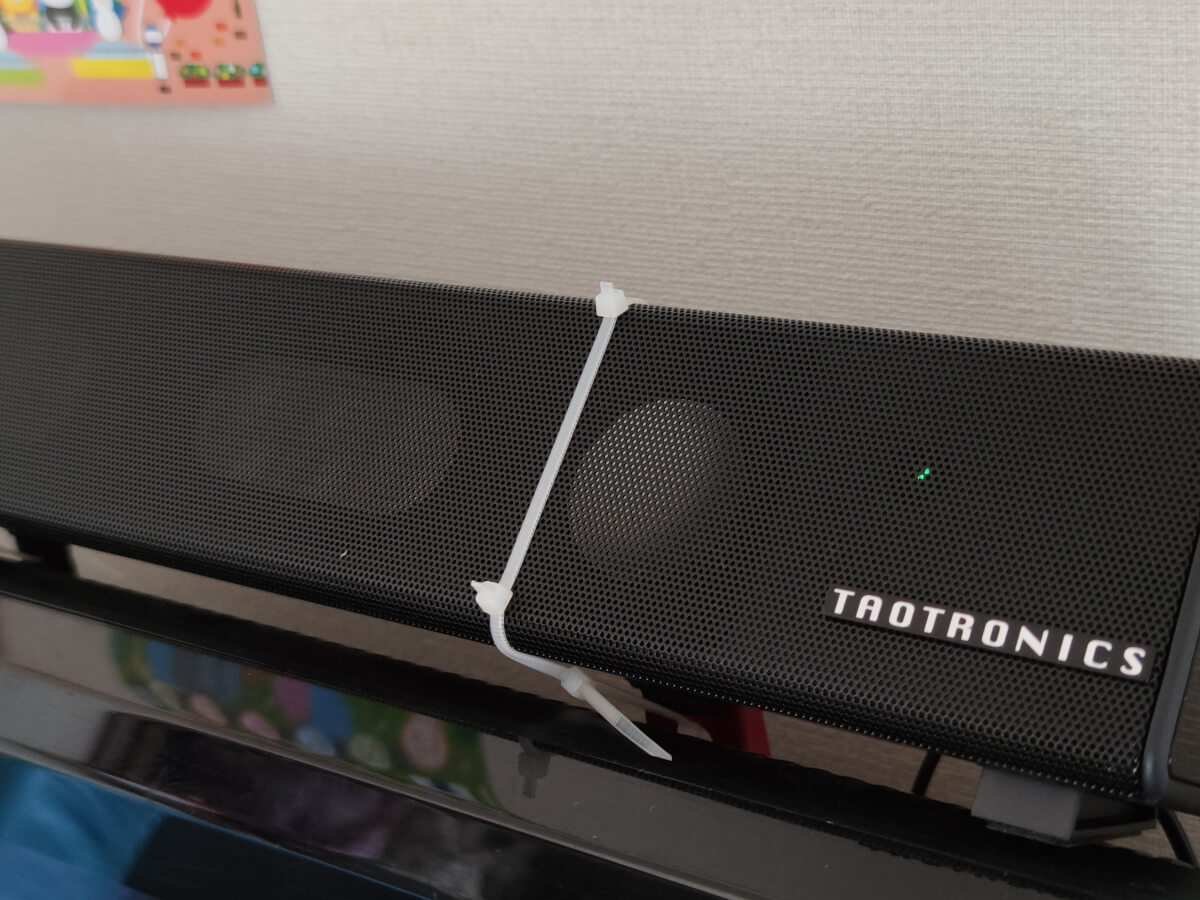 TaoTronics TT-SK025をWALL TV STANDの上に結束バンドで固定したところ