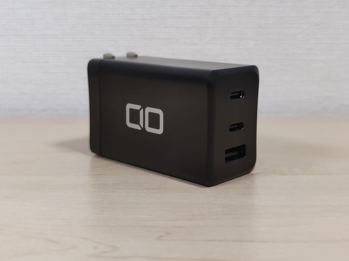 Lilnob 65Wのポート側。USB-Aが1つ、USB-Cが2つ。印字は最低限