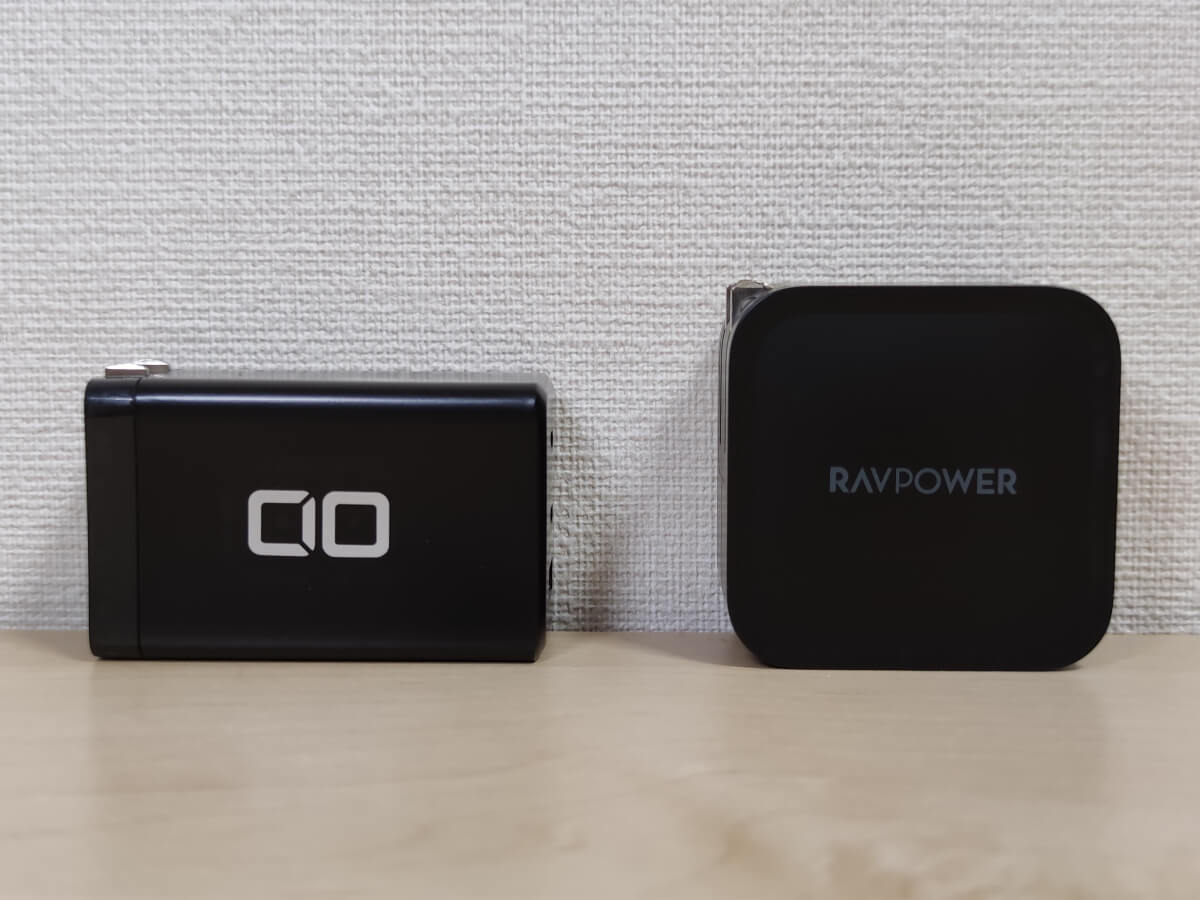 Lilnob 65WとRAVPower RP-PC133の大きさ比較（横から見たところ）