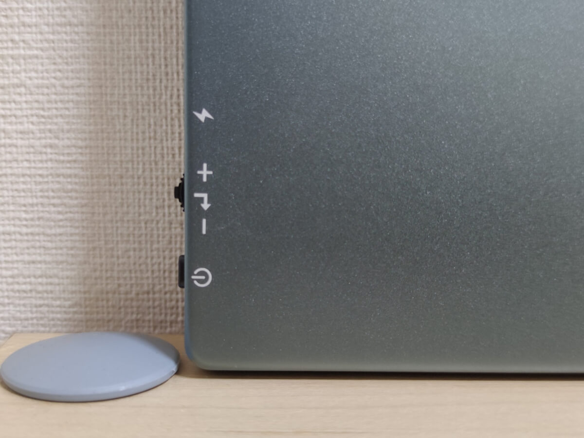 Lepow 15.6インチモバイルディスプレイの背面 接続端子部分 給電用USB-Cと各種操作スイッチ