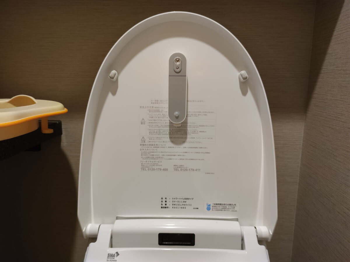Mahatonどこでも除菌をトイレのフタの裏側に貼り付けたところ