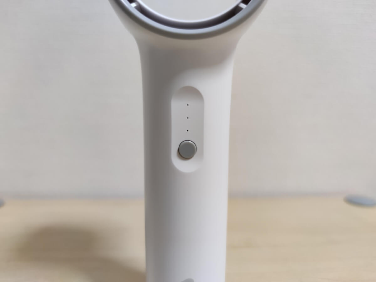 小米有品の羽根なし小型モバイルファン。操作ボタンと風量表示LED