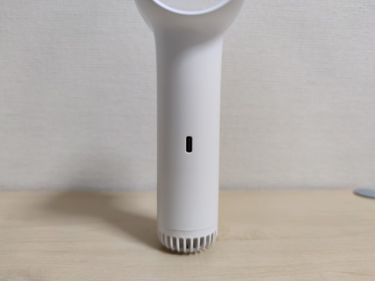小米有品の羽根なし小型モバイルファン。背面に充電用USB-C口がある