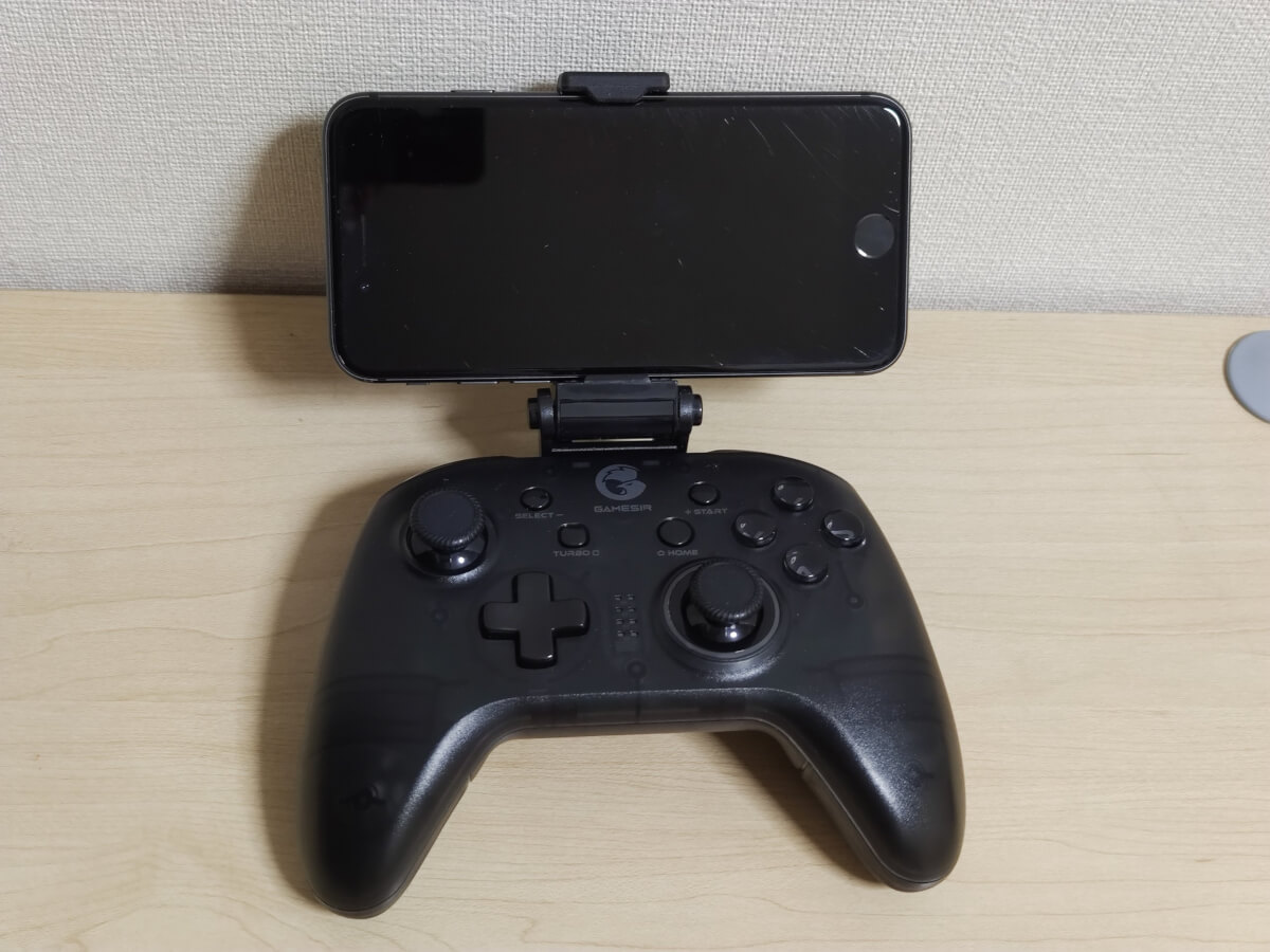 GameSir T4 Pro 本体にホルダーでスマホをつけた様子