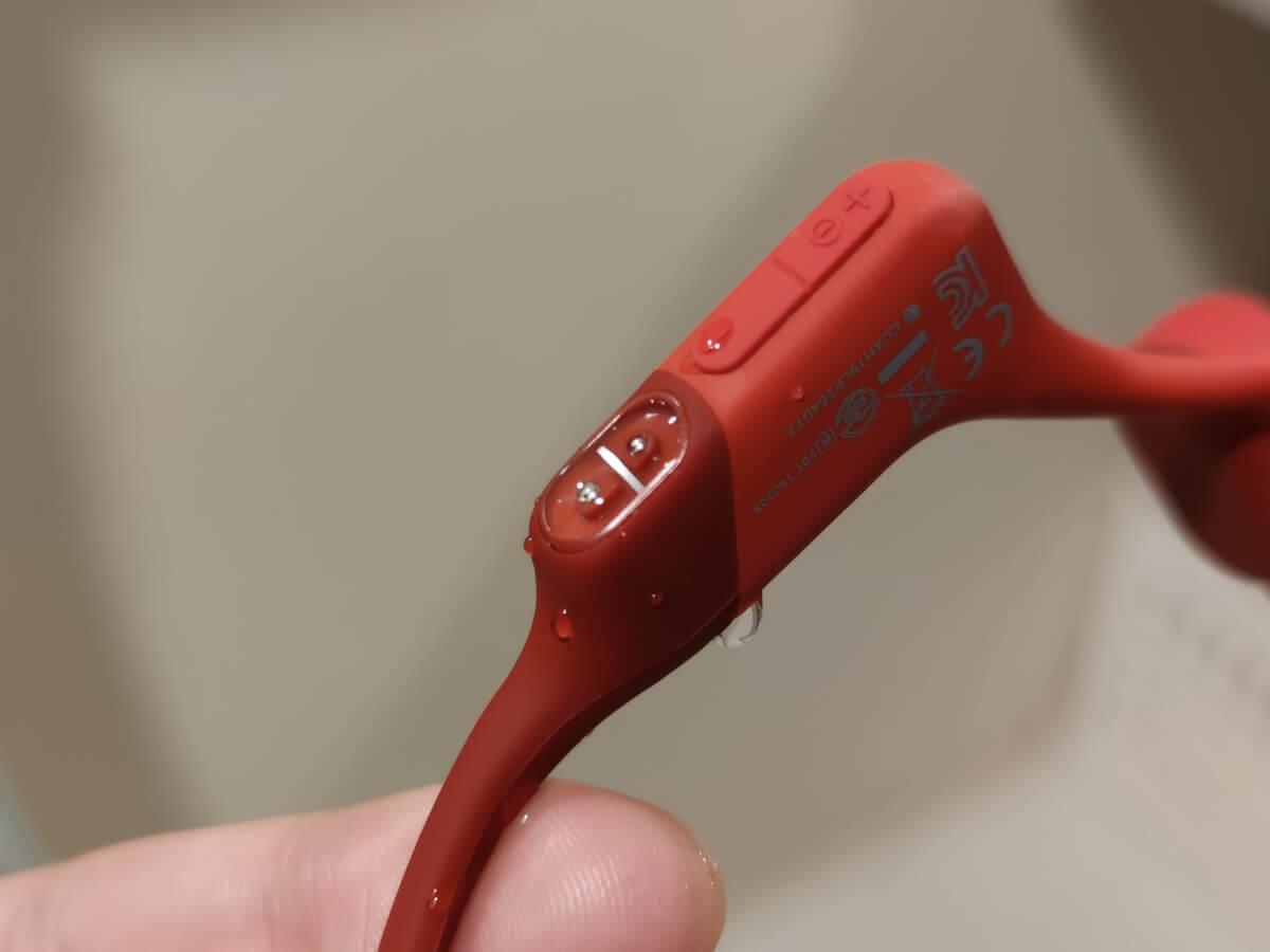 Shokz Aeropexの充電端子は、濡れていると充電せずアラート音を出す