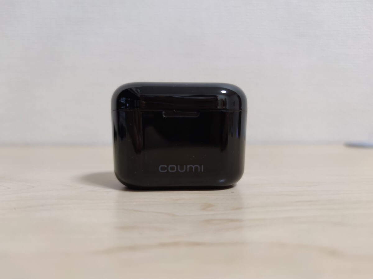 COUMI Ear Soul TWS-817Aのケースの前側 COUMIのロゴ