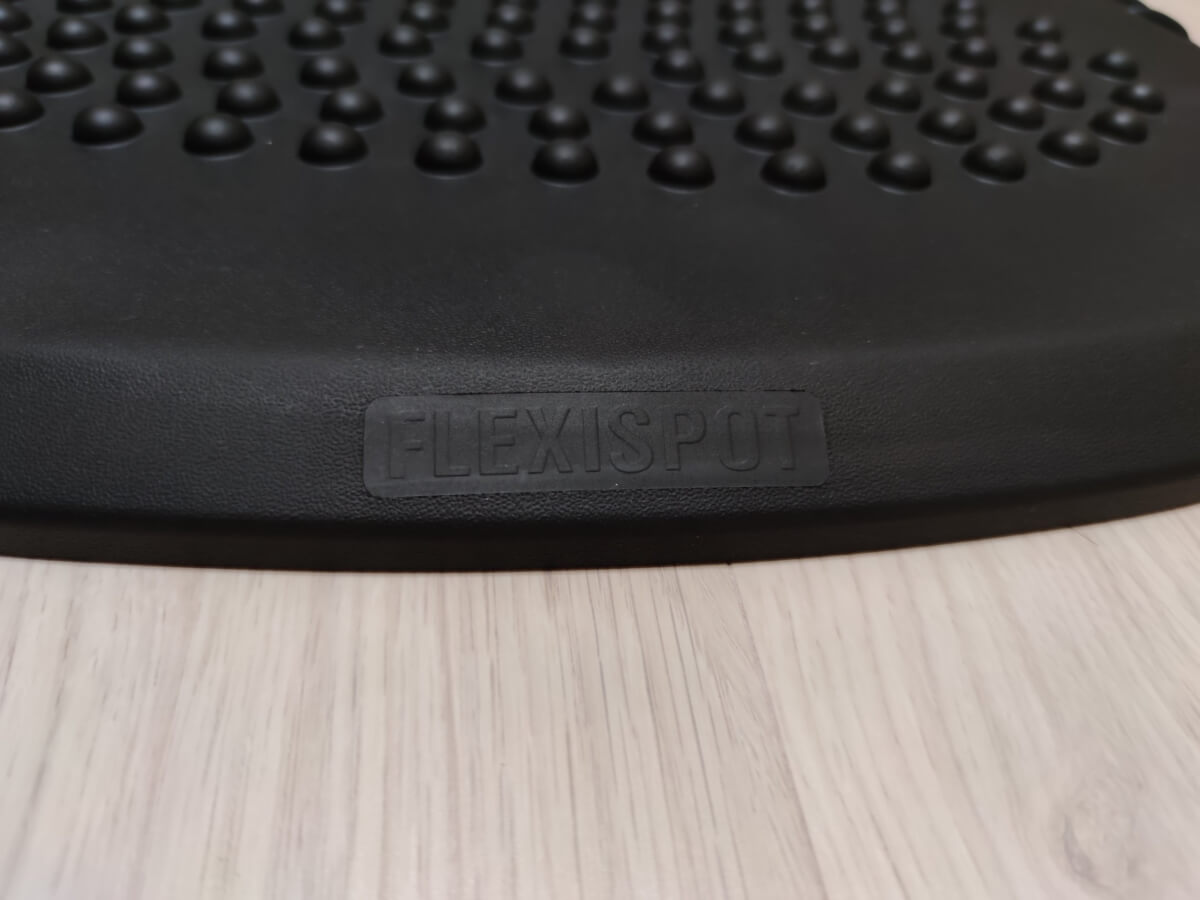 FlexiSpot DM1 側面のFlexiSpotのロゴ