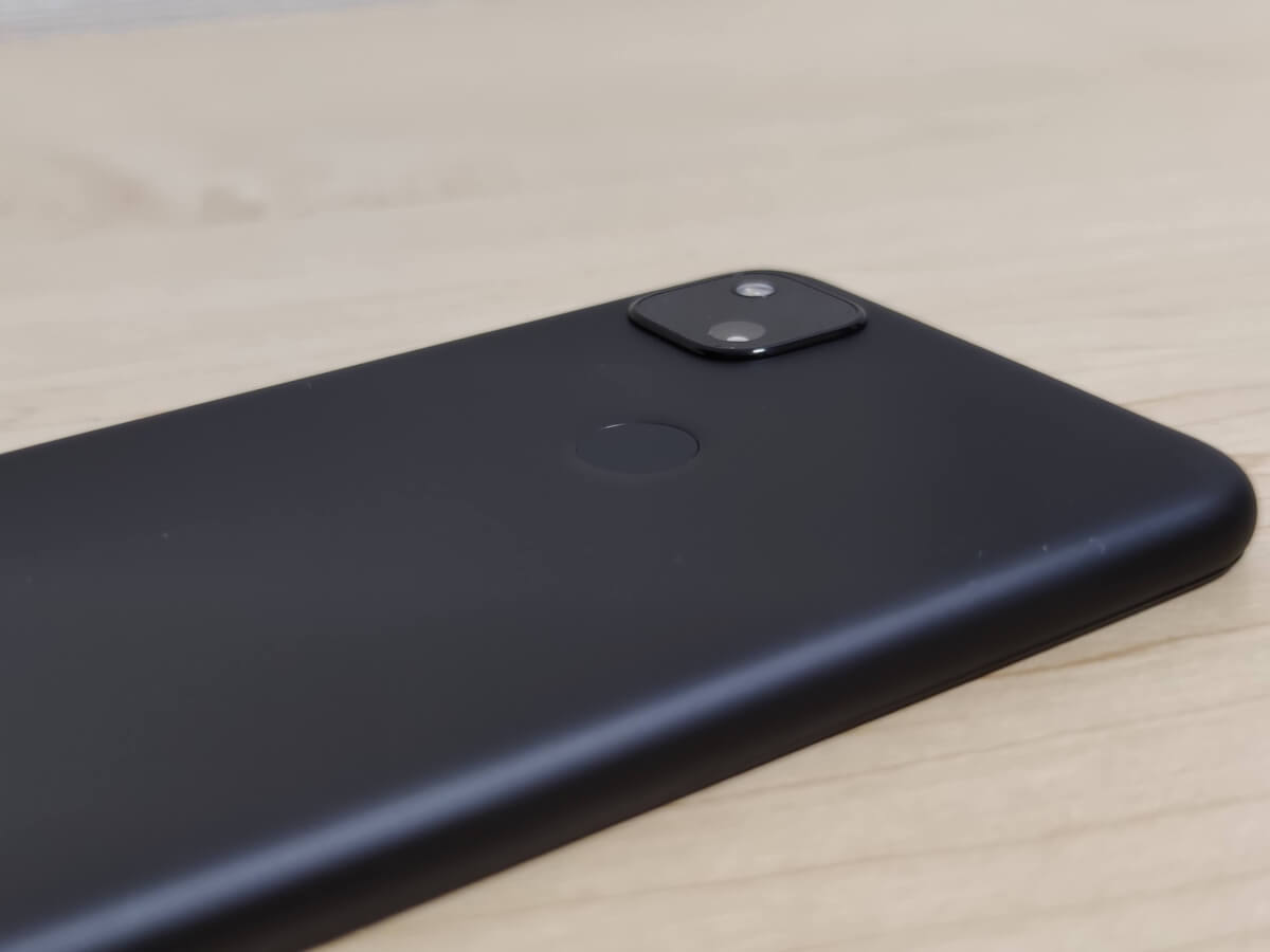 Google Pixel 4aの背面 指紋認証とカメラ突起